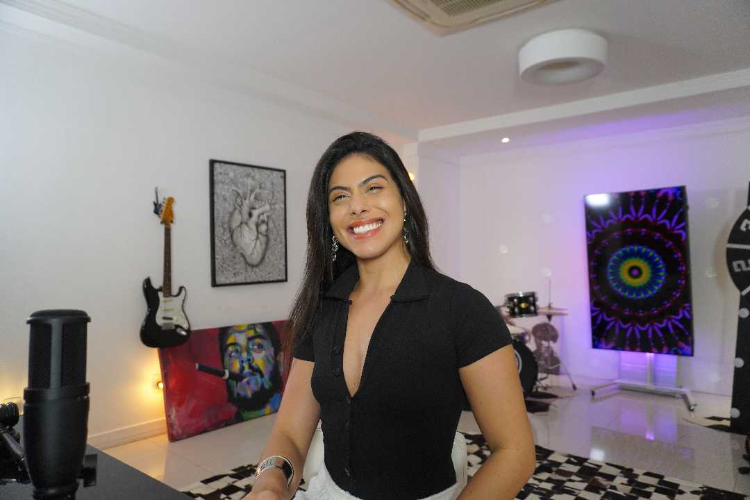 Carol Carunha na mesa de transmissão da Rádio Carunha