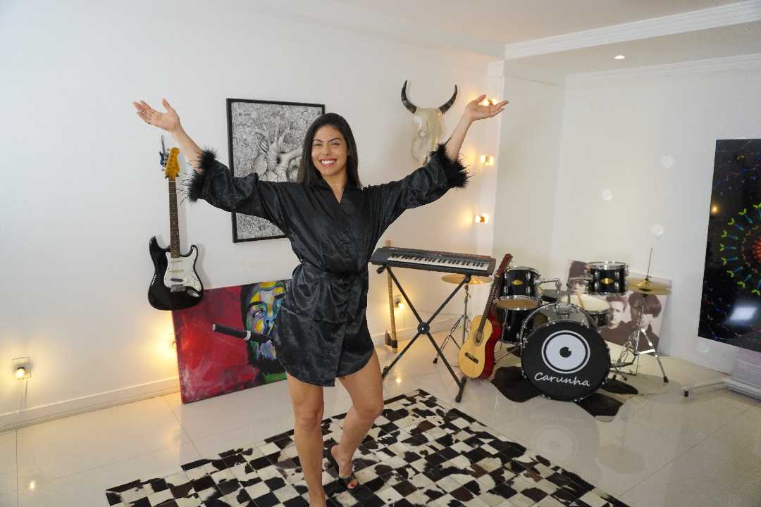 Carol Carunha convidando para ouvir a Rádio Carunha